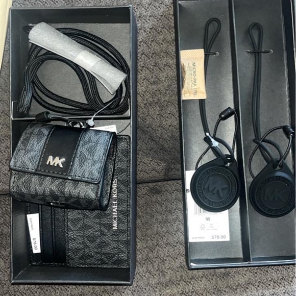 Michael Kors AirPod pro case and Apple air tag case - Picture 4 of 5